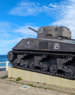 200x253_france-normandy-arromanches-tank