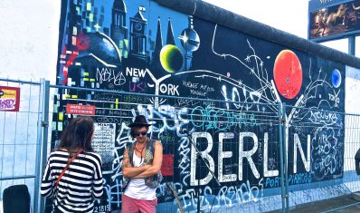 Berlin wall with students