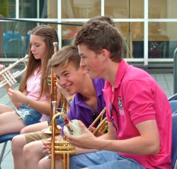 Boys in orchestera