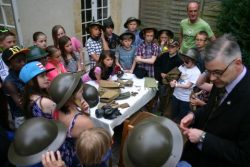 D Day Veteran Talks to students