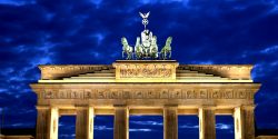 brandenburg gate at night