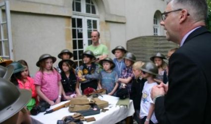 children studying world war 1