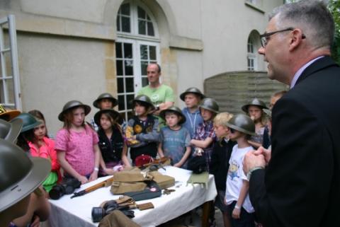 children studying world war 1