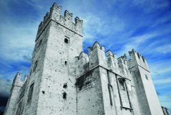 the-scaligero-castle-in-sirmione-on-lake-garda-lombardia-italia