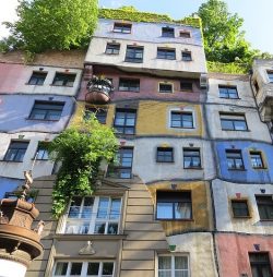 Hundertwasser-Village_Vienna_Crop