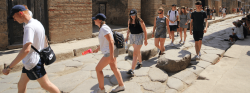700x260_pompeii_visit_students_walking
