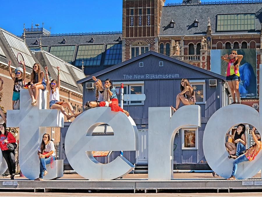 Students in front of the Rijkmuseum