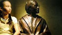 web_montgomery_rosa_parks_museum_rosa_statue_and_student