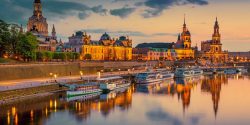 Beautiful,Dresden,City,Skyline,At,Elbe,River,And,Augustus,Bridge,