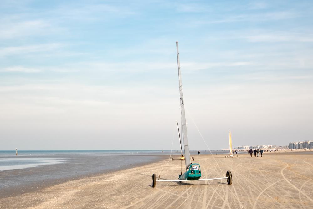 Sand yacht