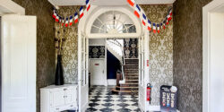 1000x500_france-normandy-chateau-entrance