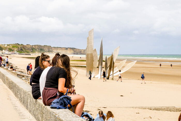 900x600_france-normandy-omaha-beach-memorial-students