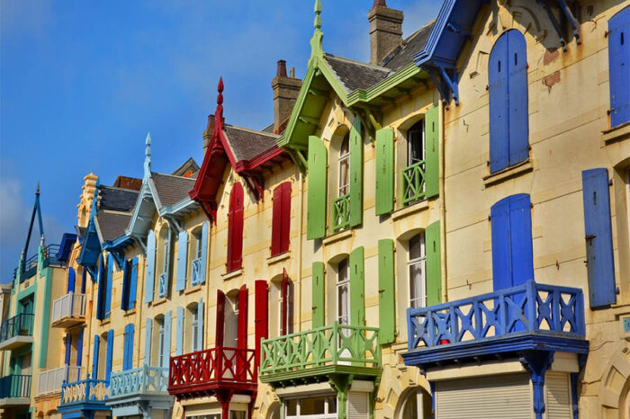 A,Row,Of,Picturesque,Cottages,On,The,Seawall,Of,The
