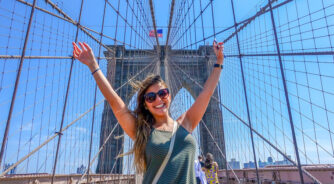 Happy,Girl,At,The,Brooklyn,Bridge,,New,York