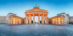 Brandenburger,Tor,(brandenburg,Gate),Panorama,,Famous,Landmark,In,Berlin,Germany