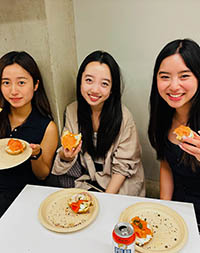 Students eating bagels on a guided bagel tour