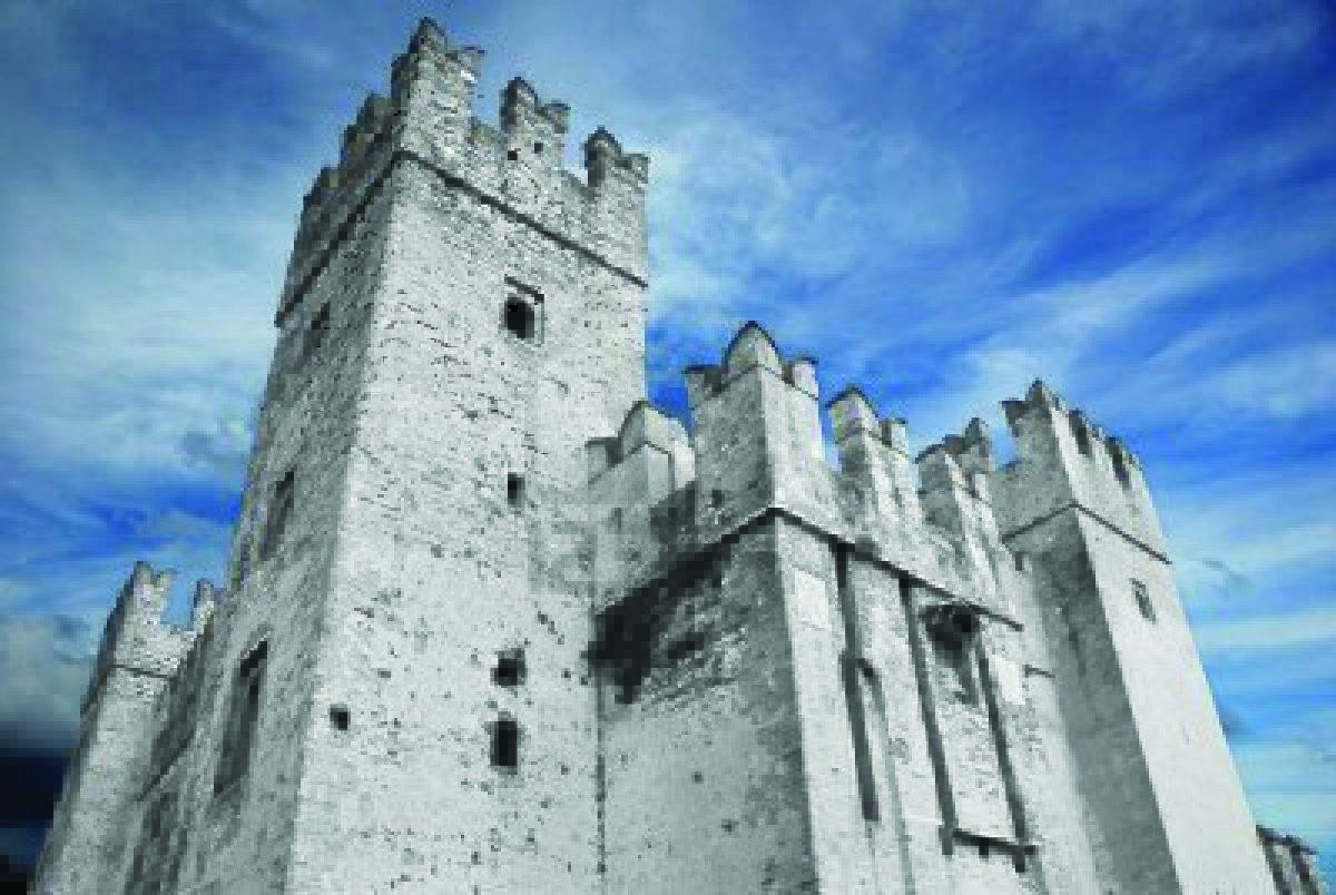 the-scaligero-castle-in-sirmione-on-lake-garda-lombardia-italia