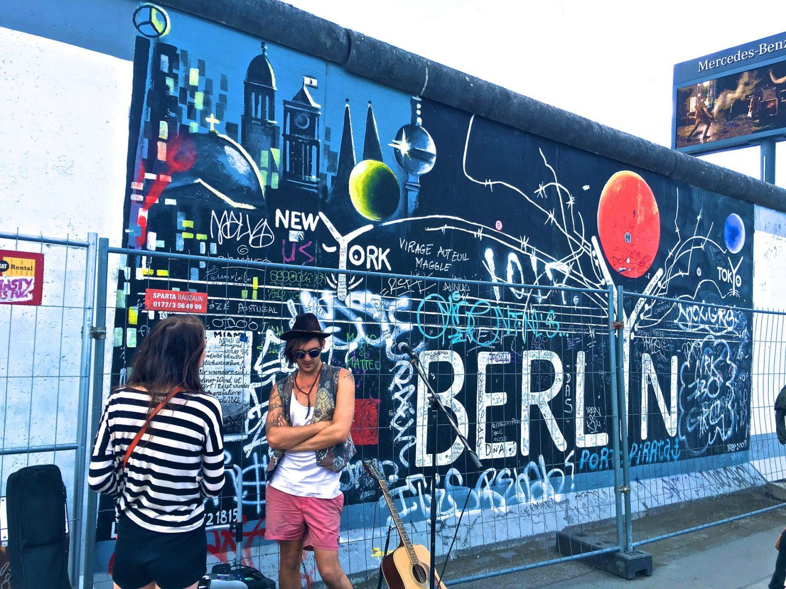 Berlin wall with students