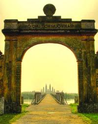 Hien Luong Bridge