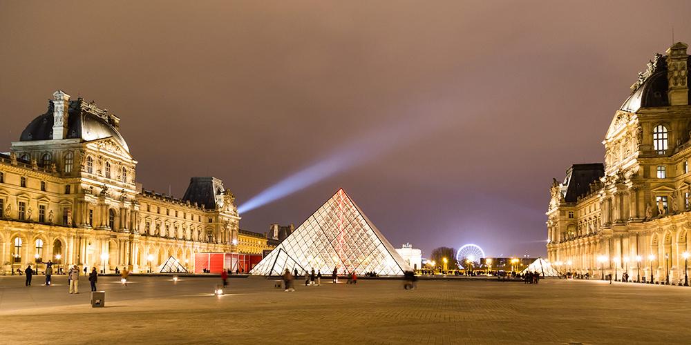 Towards the entrance of the Louvre
