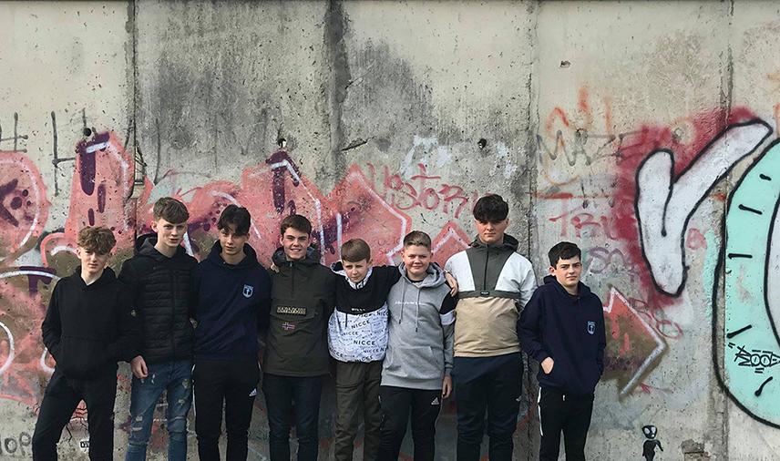 History students in front of the Berlin Wall