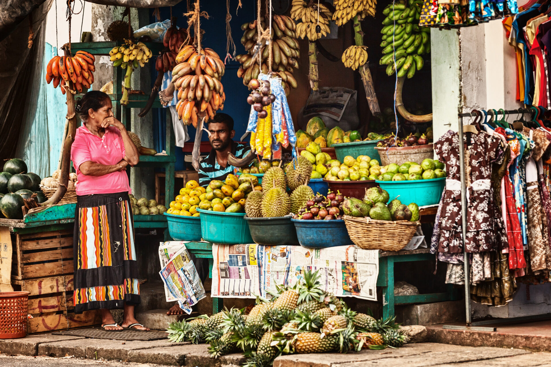 Family selling fruits in Habarana